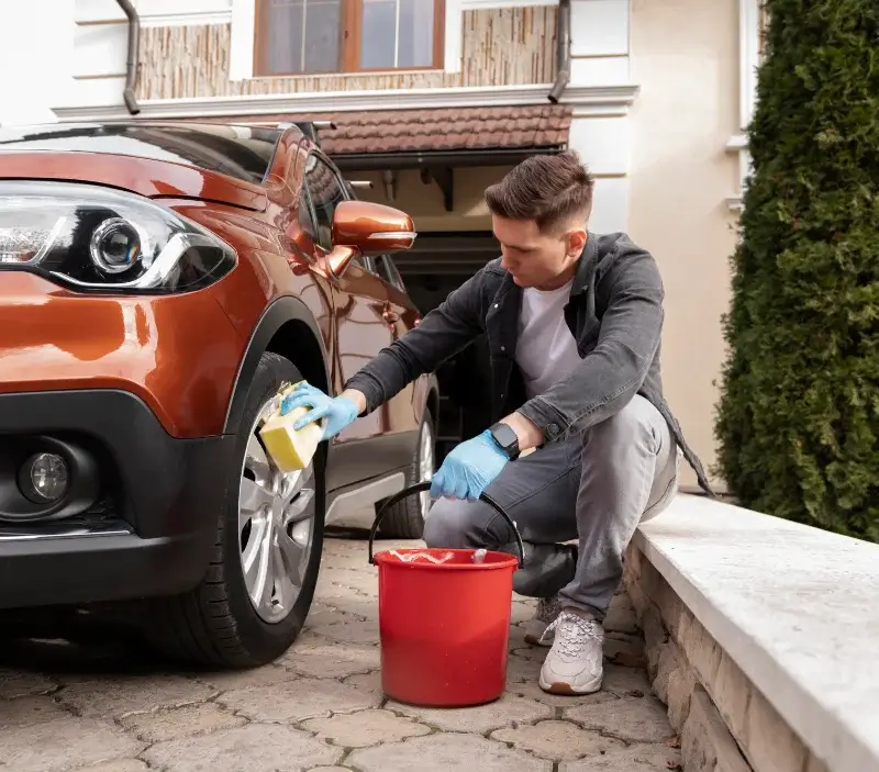 Lavage auto à domicile Andouillé : professionnel intervenant sur un véhicule